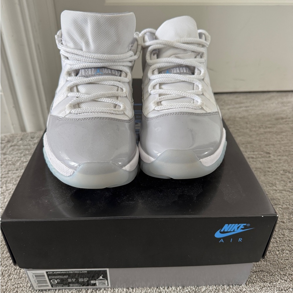Nike Air Jordan 11 retro low Sneakers - White and Gray